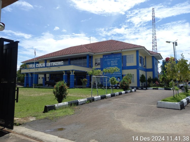 MARAK BEREDAR ROKOK MEREK LUAR TANPA CUKAI DI DAERAH PERBATASAN  ENTIKONG, PETUGAS BEA CUKAI TUTUP MATA