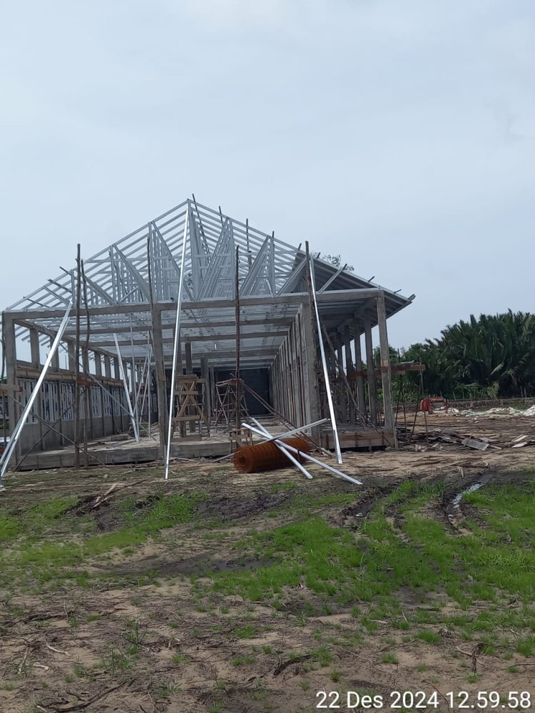 PEMBANGUNAN GEDUNG  SMKN 1 TELUK PAKEDAI  BELUM SELESAI MESKIPUN DALAM KONTRAK  PEKERJAAN BERAKHIR TANGGAL 6 DESEMBER 2024