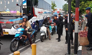 Kompi 4 Batalyon C Pelopor SATBRIMODA, bersama Salah satu Tokoh muda  Yanwar Arifin, menggelar  acarav Pembagian Takjil