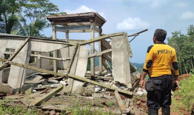 Akibat Tanah Longsor di Dusun Panceng Kecamatan Bruno, Dua Rumah Tertimbun, Dua Rumah Lainnya Rusak Berat