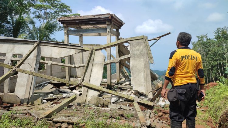 Akibat Tanah Longsor di Dusun Panceng Kecamatan Bruno, Dua Rumah Tertimbun, Dua Rumah Lainnya Rusak Berat