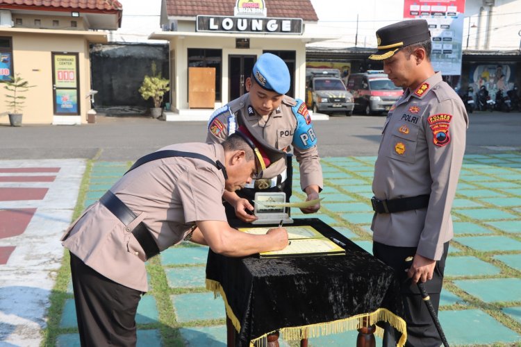 Kapolres Purworejo AKBP Andri Agustiano Melantik Tiga Pejabat Baru Di Halaman Mapolres Purworejo 