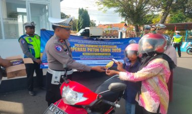 Operasi Patuh Candi Satlantas Polres Purworejo Bagi Ice Crim Dan Coklat