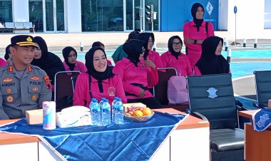 Emak-emak Bhayangkari Purworejo dapat Pelatihan Safety Riding.