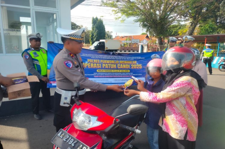 Operasi Patuh Candi Satlantas Polres Purworejo Bagi Ice Crim Dan Coklat