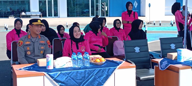 Emak-emak Bhayangkari Purworejo dapat Pelatihan Safety Riding.