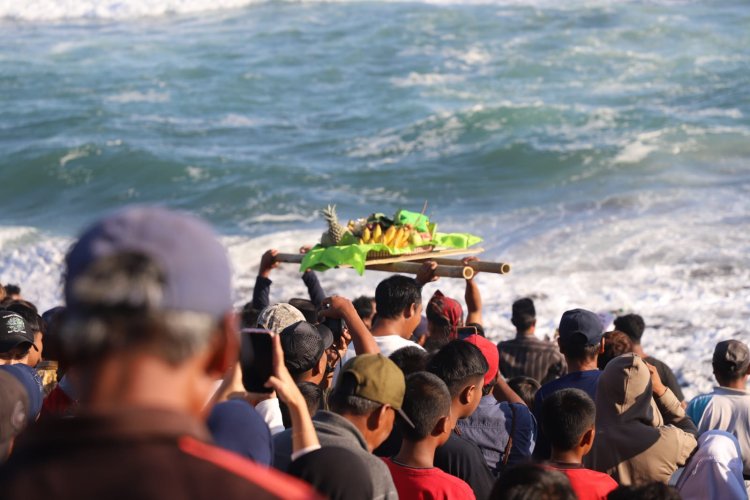 Ribuan Orang Berebut Tumpeng di Pantai Dewa Ruci