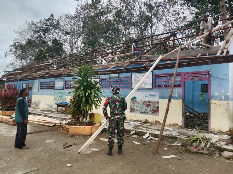 Anggaran Bukan Penghalang: Babinsa dan Warga Gotong Royong Rehab Sekolah di Palampang