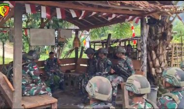 Dansatgas Yonif 763/SBA Kunjungi Pos Subin, Berikan Jam Komandan dan Bantuan Logistik Kepada Seluruh Personel Pos Subin