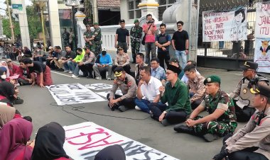 Aksi Massa di Depan Kantor Bupati: Wabup Dion Sepakati Tuntutan Mahasiswa Purworejo