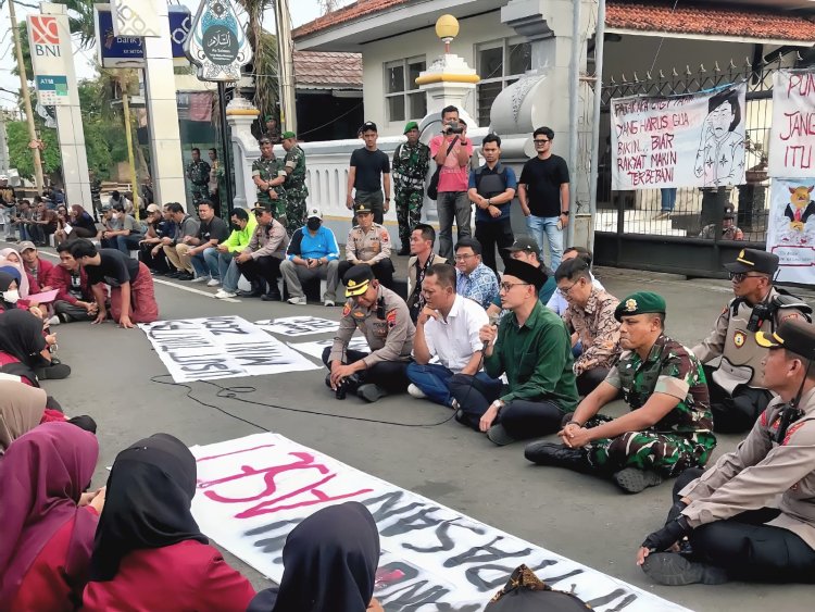 Aksi Massa di Depan Kantor Bupati: Wabup Dion Sepakati Tuntutan Mahasiswa Purworejo