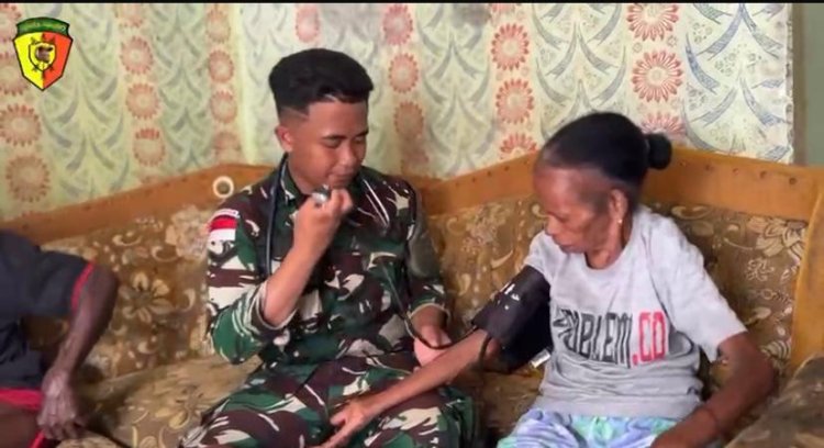 Jalin Kedekatan Dengan Masyarakat, Satgas Yonif 763/SBA Door to Door Berikan Yankes di Kampung Aisyo