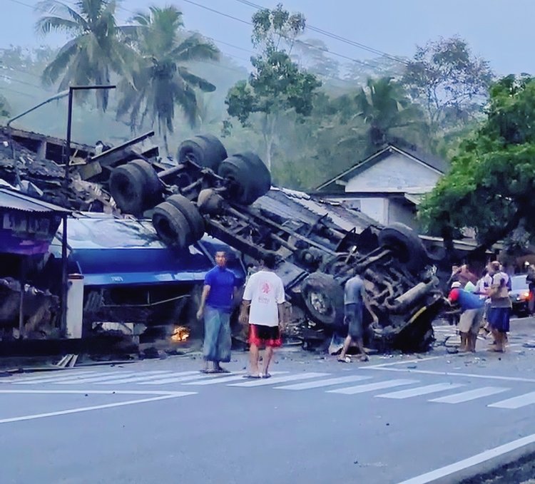 Truk Solar Rem Blong di Purworejo, Hantam Warung dan Carry di Pasar Kalijambe