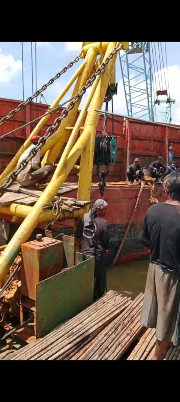 PERISTIWA TUMPAHNYA MUATAN KAPAL TONGKANG DI PERAIRAN PONTIANAK  MENIMBULKAN SALVAGE ILEGAL