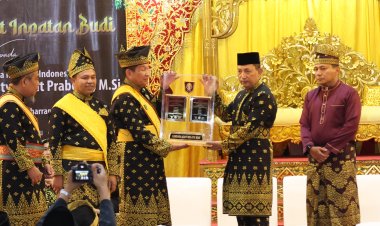 Kapolri Terima Anugerah Adat Ingatan Budi dari LAM Riau: Simbol Kehormatan, Amanah Moral, dan Komitmen Kebangsaan