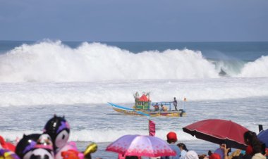 Sedekah Laut Desa Kertojayan, Pantai Genjik Dipadati Pengunjung