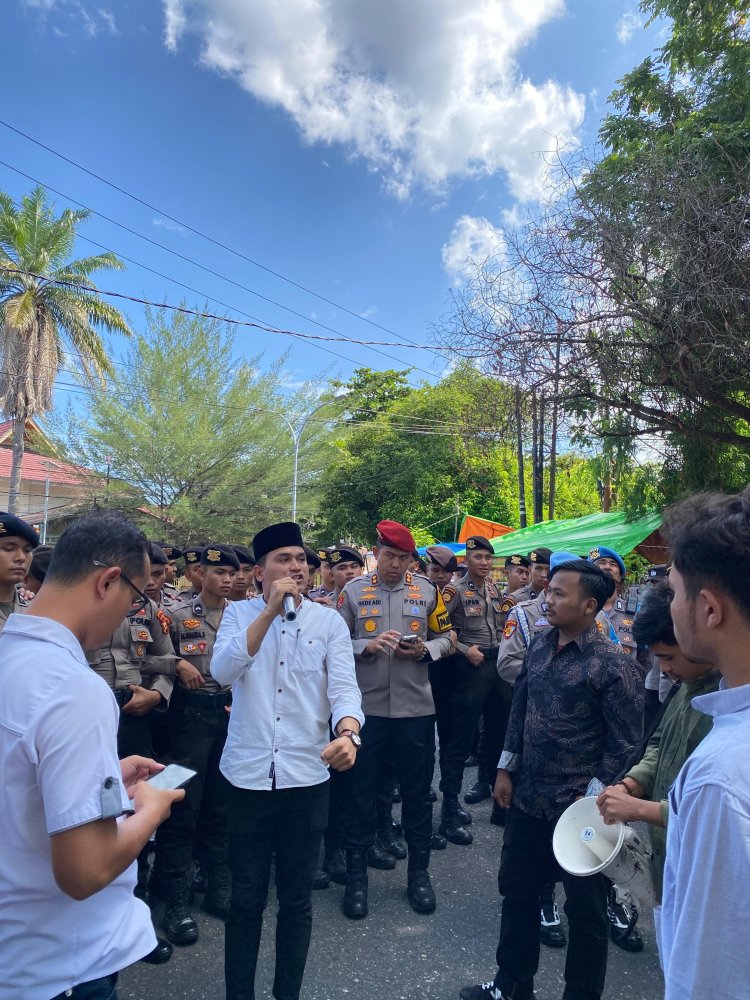 SERAM RIAU DEMO DI POLDA :TUNTUT PENANGKAPAN AT DAN KN TERKAIT SKANDAL PUNGLI PENDIDIKAN.