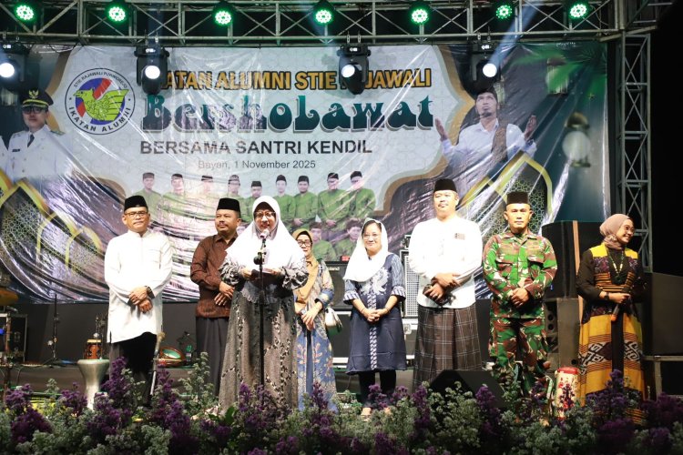 Hadiri Alumni STIE Rajawali Bersholawat, Bupati Purworejo Dorong Terwujudnya Masyarakat yang Religius dan Berdaya Saing