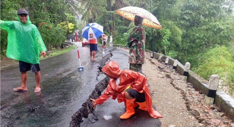 Retak hingga 50 Sentimeter, Jalan Raya Kaligesing Purworejo Rawan Longsor