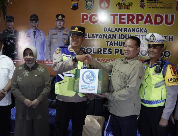 Apresiasi Petugas Pos Lebaran, Bupati Purworejo dan PDAM Salurkan Bingkisan Dukungan