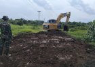 Satgas TMMD Ke-129 Kodim 0313/KPR Timbun Jalan Berlubang Sepanjang 230 Meter Di Pangkalan Terap
