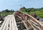 Jaga Kelancaran Pasokan Material, Satgas TMMD Ke-129 Kodim 0313/KPR Terus kerjakan Perbaikan Jembatan Penyeberangan Sementara   