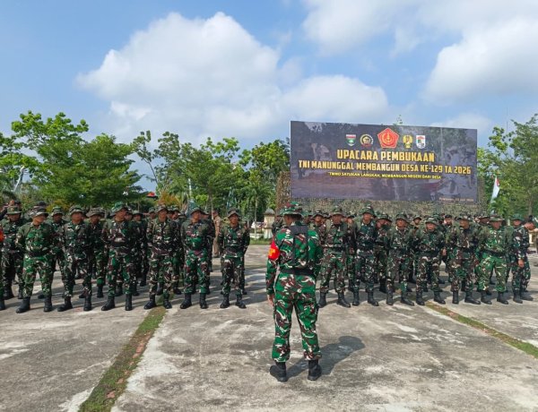 SEBANYAK 150 PERSONEL TIM SATGAS TMMD KE-129 KODIM 0313/KPR LAKSANAKAN SERPAS MENUJU DESA PANGKALAN TERAP