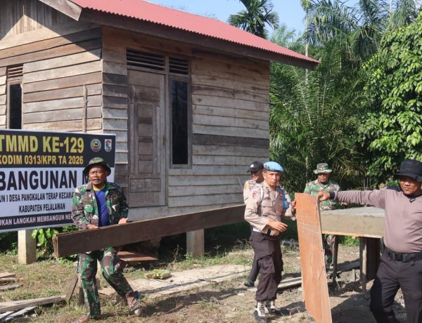 Wujudkan Lingkungan Sehat, Sinergi TNI / Polri Di TMMD Ke 129 Kodim 0313/KPR Dalam Pacu Pembangunan MCK Di Desa Pangkalan Terap