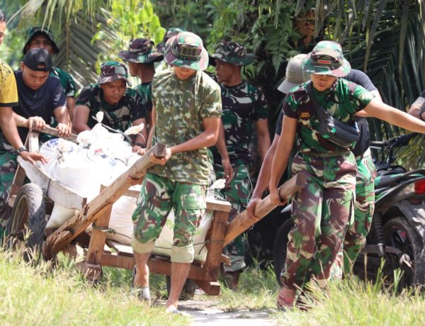 Tembus Jalan 1,5 Kilometer dengan Gerobak Sorong, Satgas TMMD Kodim 0313/KPR Langsir Material Rumah Ibu Diasan
