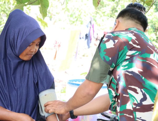 Sentuh Masyarakat Pesisir, Tim Kesehatan TMMD Ke-129 Kodim 0313/KPR Lakukan Pemeriksaan Kesehatan Warga