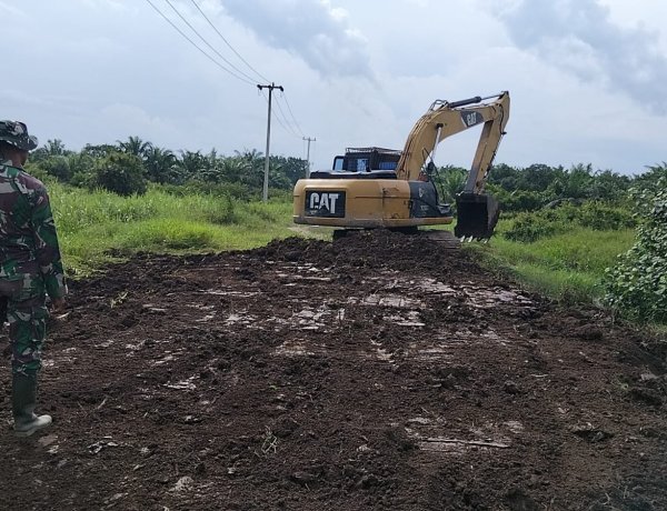 Satgas TMMD Ke-129 Kodim 0313/KPR Timbun Jalan Berlubang Sepanjang 230 Meter Di Pangkalan Terap