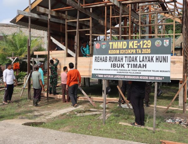 Wujud Kemanunggalan : Satgas TMMD Ke-129 dan Warga Bahu-Membahu Bedah Rumah Ibu Timah