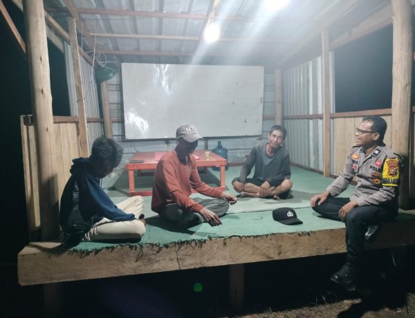Melindungi Tuah Menjaga Marwah, Personel Polsek Pangkalan Kerinci Cek Poskamling Guna Menjaga Harkamtibmas