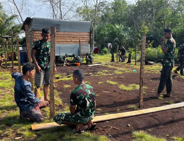 Begeser ke Dusun II Parit Baru, Satgas TMMD Ke-129 Kodim 0313/KPR Mulai Pengerjaan RTLH Bapak Zaini