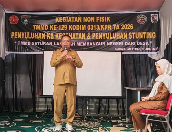 Cegah Stunting dan Sehatkan Keluarga, Satgas TMMD Ke-129 Kodim 0313/KPR Dan Camat Gelar Penyuluhan KB Kesehatan Di Pangkalan Terap