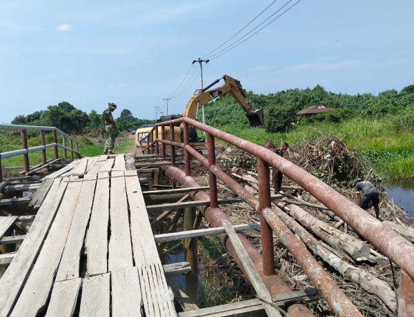 Jaga Kelancaran Pasokan Material, Satgas TMMD Ke-129 Kodim 0313/KPR Terus kerjakan Perbaikan Jembatan Penyeberangan Sementara   