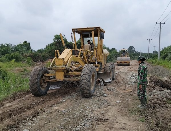 Fokus Pada Kualitas Jalan Sasaran TMMD Ke-129, Satgas Kodim 0313/KPR Kerahkan 7 Unit Dump Truck Ratakan Batu Pecah