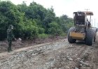 ​Tutup Jalan Berlubang dan Merapikan Bahu Jalan, Satgas TMMD ke-129 Kodim 0313/KPR Dipacu Hingga Jembatan T. Tahal