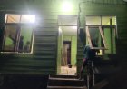 Kejar Target TMMD ke-129, Satgas Kodim 0313/KPR 'Serbu' Lembur Pengerjaan Rumah Ibu Timah Pada Malam Hari