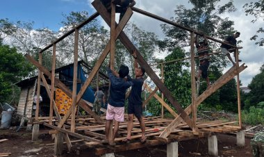 Kembali Lanjutkan Pekerjaan, Satgas TMMD Ke-129 Kodim 0313/KPR Geber Pembangunan Rumah Bapak Diasan di Desa Parit Baru