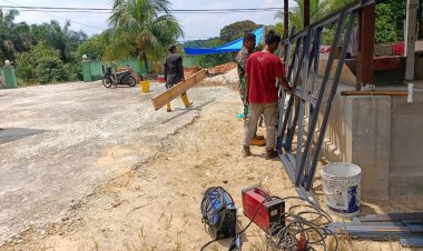 Sasaran Ketiga TMMD Ke-129, Babinsa Koramil 03/Bunut Dampingi Pembuatan Pondasi Tower Air Bersih di Desa Delik