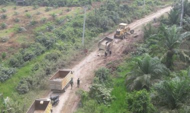 Perlancar Akses Transportasi Desa, Satgas TMMD ke-129 Kodim 0313/KPR Geber Perapian dan Pemadatan Badan Jalan di Pangkalan Terap