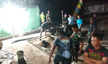 Tak Kenal Lelah Kejar Target, Satgas TMMD Ke-129 Kodim 0313/KPR Lembur Malam Rehab MCK Masjid Nurul Ikhsan