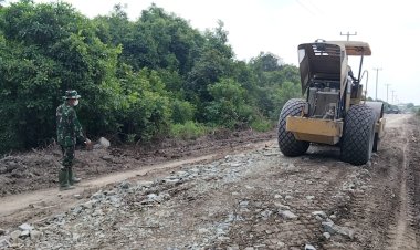 ​Tutup Jalan Berlubang dan Merapikan Bahu Jalan, Satgas TMMD ke-129 Kodim 0313/KPR Dipacu Hingga Jembatan T. Tahal