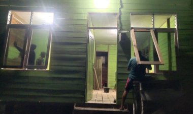 Kejar Target TMMD ke-129, Satgas Kodim 0313/KPR 'Serbu' Lembur Pengerjaan Rumah Ibu Timah Pada Malam Hari