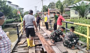 Perkuat Kemanunggalan TNI dan Rakyat, Satgas TMMD ke-129 Kodim 0313/KPR dan Warga Gotong Royong Perbaiki Jembatan jalan Desa