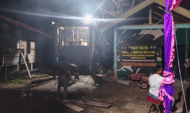 Semangat Gotong Royong Menerobos Malam, Pembangunan MCK Dusun 1 Terus Dipacu   Satgas TMMD Ke 129 Kodim 0313/KPR