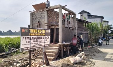 Kejar Target Penutupan TMMD ke-129, Satgas Kodim 0313/KPR Kebut Pembangunan MCK SD 013 Pangkalan Terap