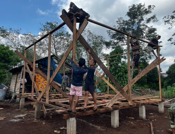 Kembali Lanjutkan Pekerjaan, Satgas TMMD Ke-129 Kodim 0313/KPR Geber Pembangunan Rumah Bapak Diasan di Desa Parit Baru