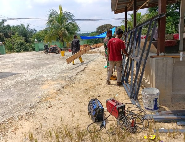 Sasaran Ketiga TMMD Ke-129, Babinsa Koramil 03/Bunut Dampingi Pembuatan Pondasi Tower Air Bersih di Desa Delik